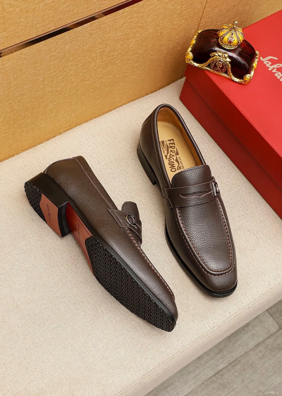 Men's shoes 💰460 💐 Product trademark: Ferragamo "Ferragamo" casual leather shoes Regular size: 38-44 (45.46🉑️customized) Product materials: Selected imported first-layer pebbled cowhide leather upper + luxury hardware buckle, imported water-dyed cowhide leather lining. Strong three-dimensional visual effect, original outsole color: 2⃣️seed leather materials optional